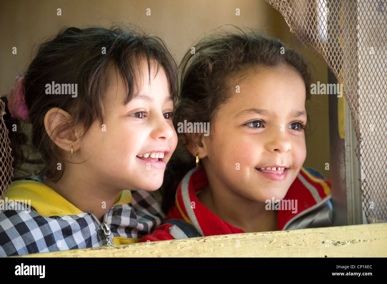 Mädchen am Fenster der Schule für Kinder der Zabaleen, Vereinigung für den Schutz der Umwelt-NGO, Mokattam, Kairo, Stockfoto