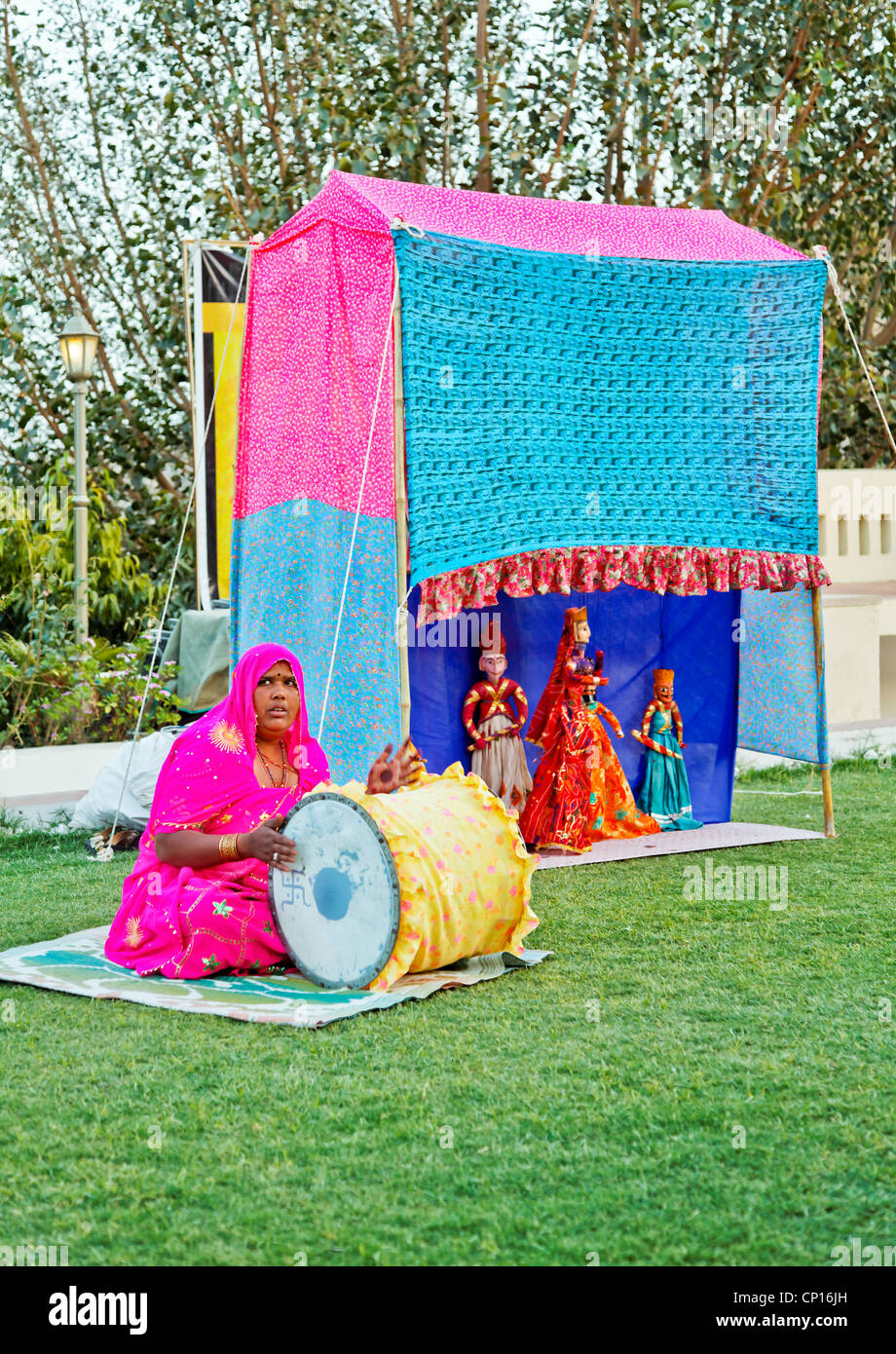 Outdoor-Performance auf einer Wiese von Mann und Frau Team Truppe Rajasthani Puppenspieler in Indien Reisen Stockfoto