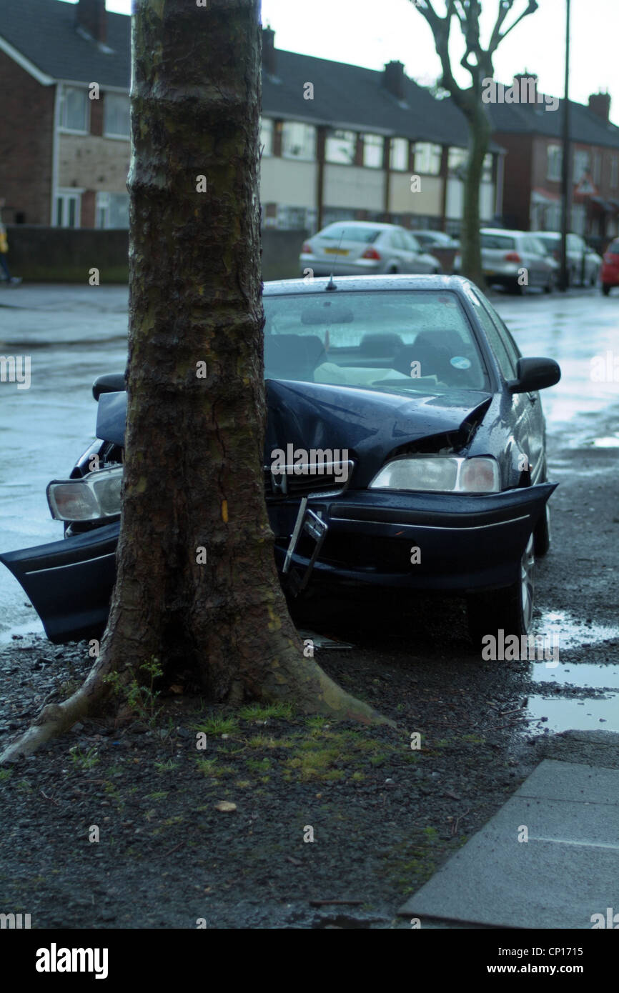 Verkehrsunfall im Regen. Auto-Hits-Baum auf belebten Hauptstraße in Coventry. Keine andere betroffene Fahrzeuge Stockfoto