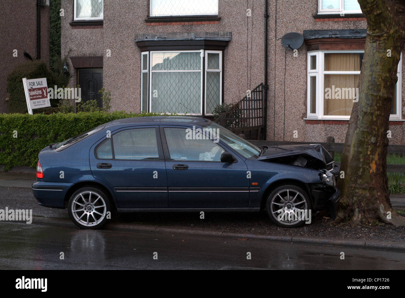 Verkehrsunfall im Regen. Auto-Hits-Baum auf belebten Hauptstraße in Coventry. Keine andere betroffene Fahrzeuge Stockfoto