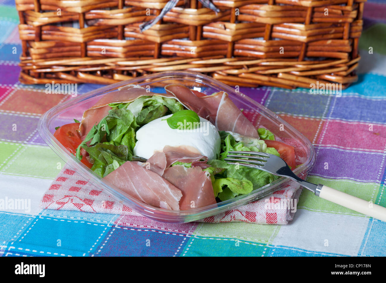 Köstliche italienische Salat mit Mozzarella Bufala und Schinken ...