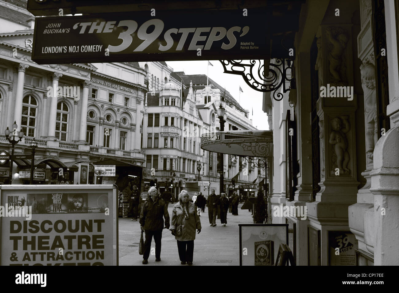 ein Blick in Piccadilly, London, außerhalb eines Theaters Stockfoto