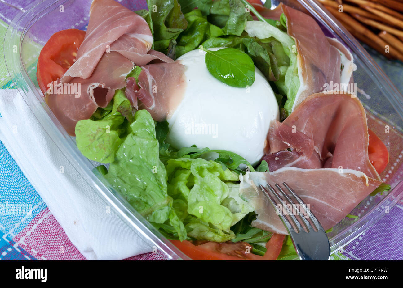 Köstliche italienische Salat mit Mozzarella Bufala und Schinken ...