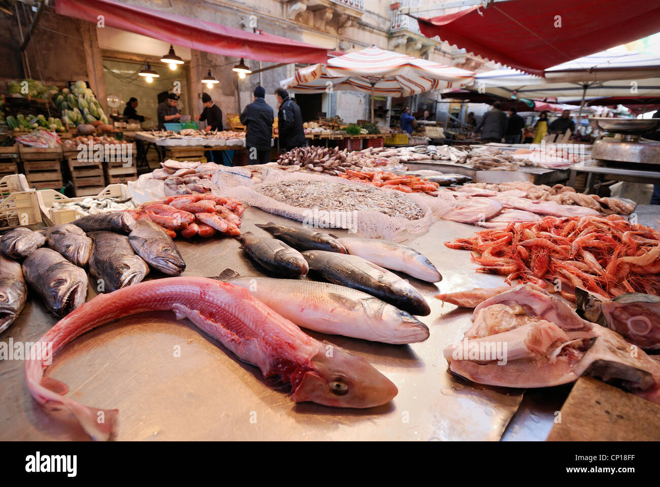 Syrakus / Siracusa. Sizilien. Italien. Ortygia. Anzeige des Mittelmeers Fisch auf dem Markt. Stockfoto