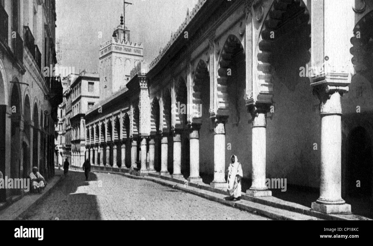 Geographie / Reisen, Algerien, Algier (El Djazair), große Moschee (Jamaa el Kebir), Ansichtskarte, Ende des 19. Jahrhunderts, französische Kolonie, Kolonialismus, Straße, Kolonnade, Kolonnaden, Moschee, Moscheen, Afrika, historisch, historisch, Menschen, Additional-Rights-Clearences-not available Stockfoto