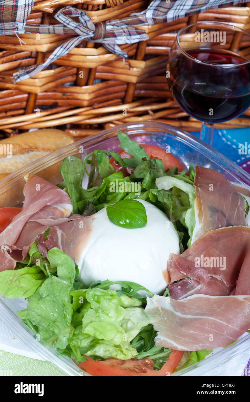 Köstliche italienische Salat mit Mozzarella Bufala und Schinken ...