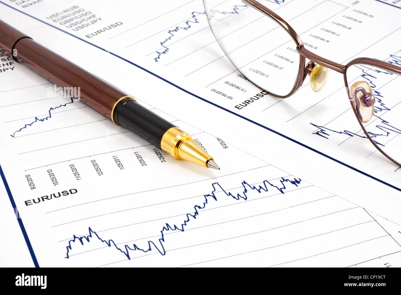 Betriebswirtschaftlicher Hintergrund, Finanzdaten Konzept mit Stift und Gläser Stockfoto