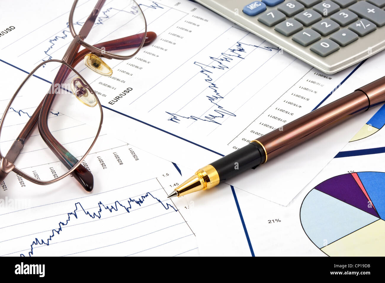 Betriebswirtschaftlicher Hintergrund, Finanzdaten Konzept mit Stift und Gläser Stockfoto