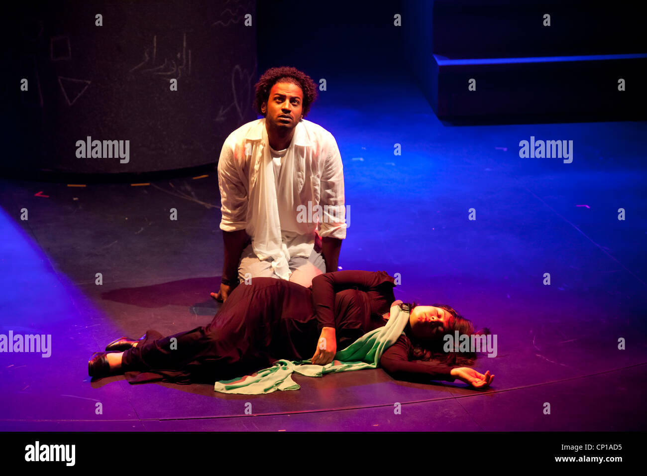 Im Rahmen des World Shakespeare Festival erstellen die Bagdad irakische Theatre Company Sie eine Version von Romeo und Julia. Stockfoto