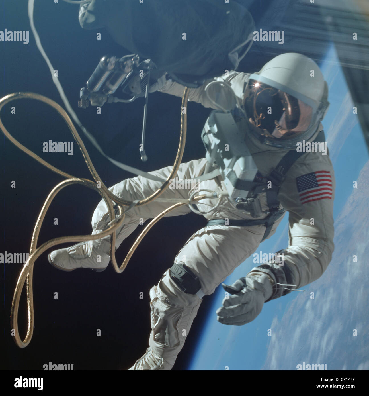 Gemini-Weltraum-Mission. Astronaut Edward White schwebt in der Schwerelosigkeit Stockfoto