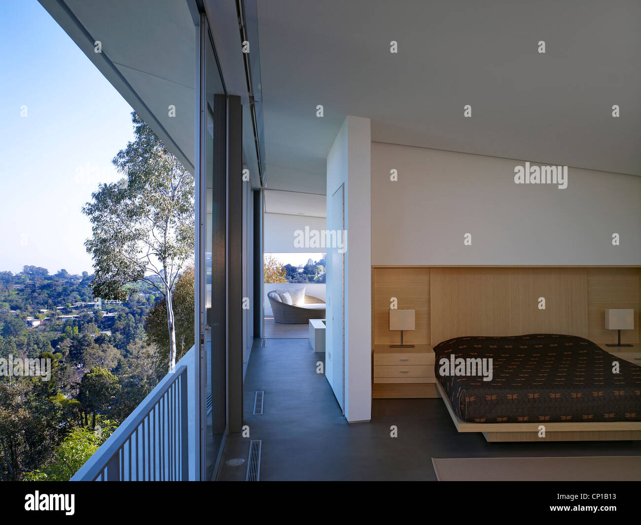Blick durch offene Flur Schlafzimmer in Briarcrest House, Beverly Hills, Kalifornien, USA. Stockfoto
