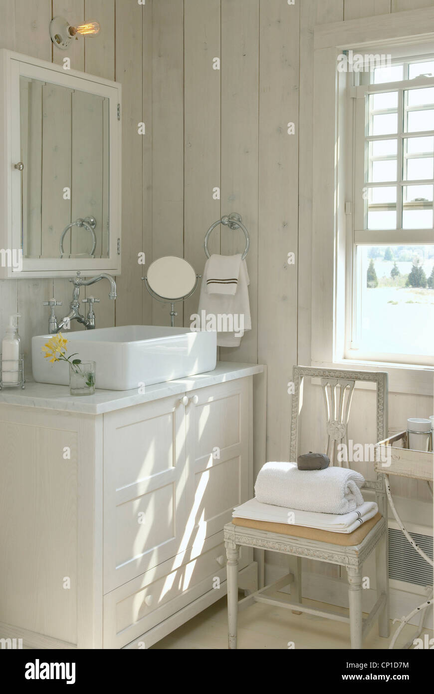 Platz am Schrank Einheit im modernen Country-Stil Badezimmer Waschbecken Stockfoto