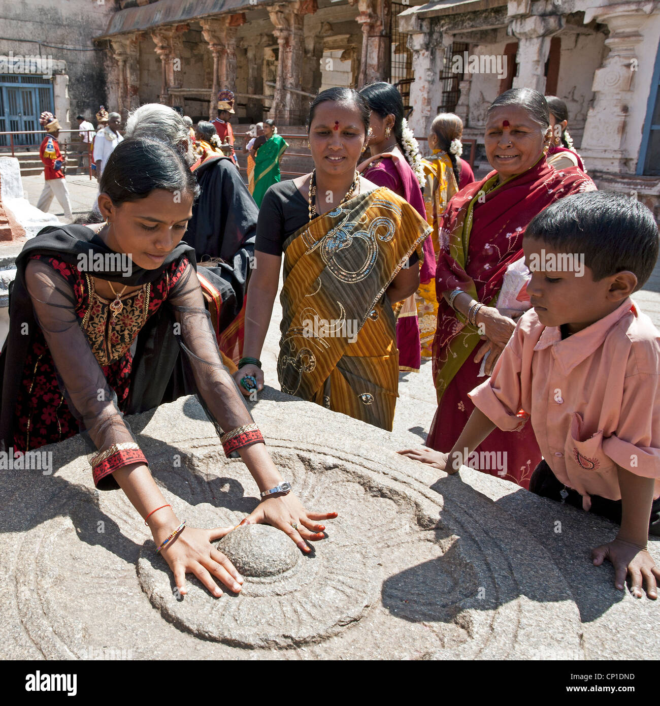 Frau einen heiligen Stein (hindu-Ritual) zu berühren. Virupaksha Tempel. Hampi. Indien Stockfoto