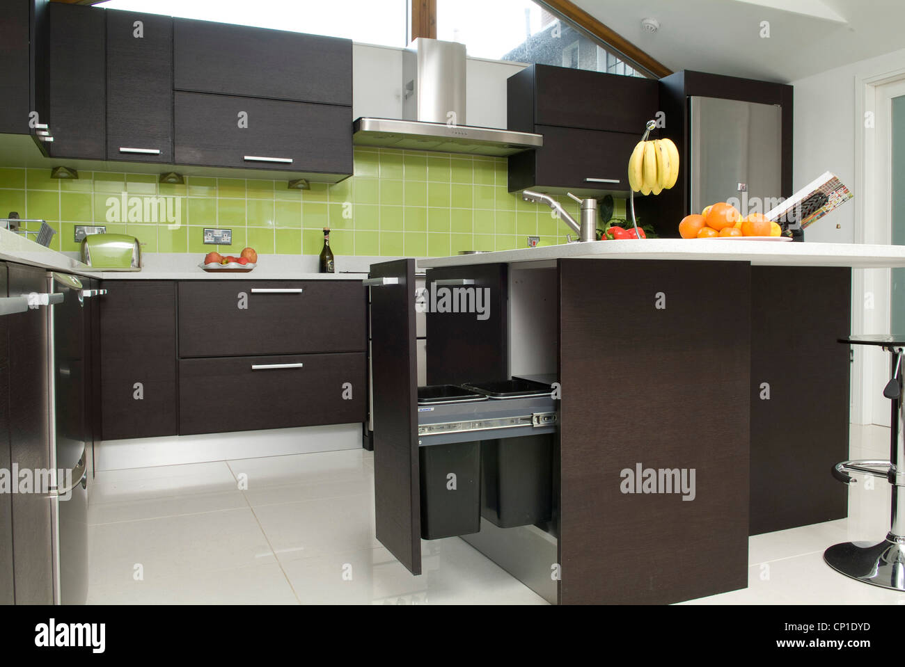 Mittelinsel Einheit in moderne geräumige Küche Stockfoto
