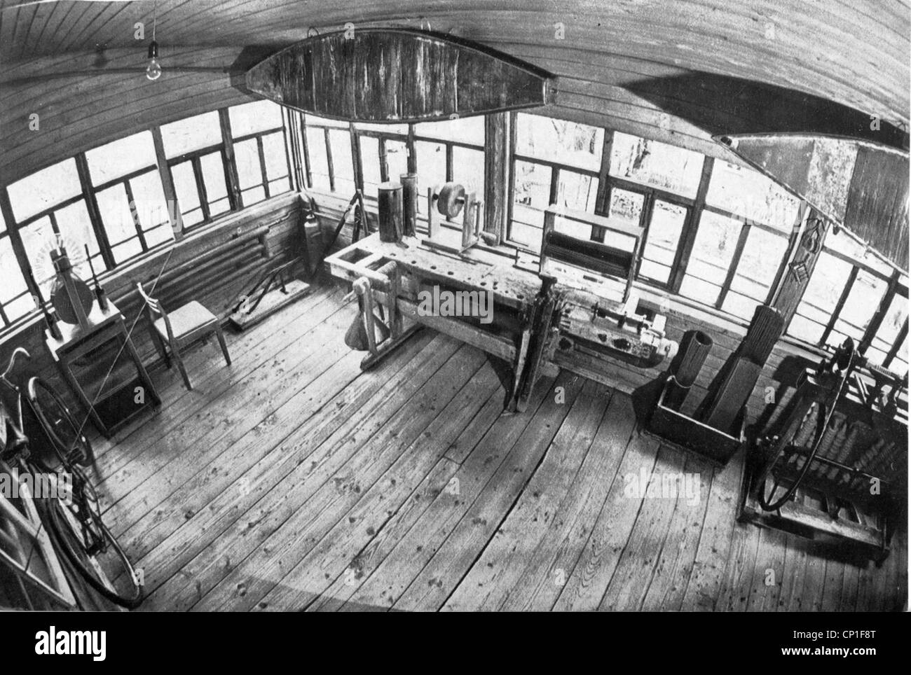 Tsiolkovskii, Konstantin Eduardovich, 17.9.1857 - 19.9.1935, russischer Physiker, Mathematikhistoriker, seine Werkstatt, Stockfoto