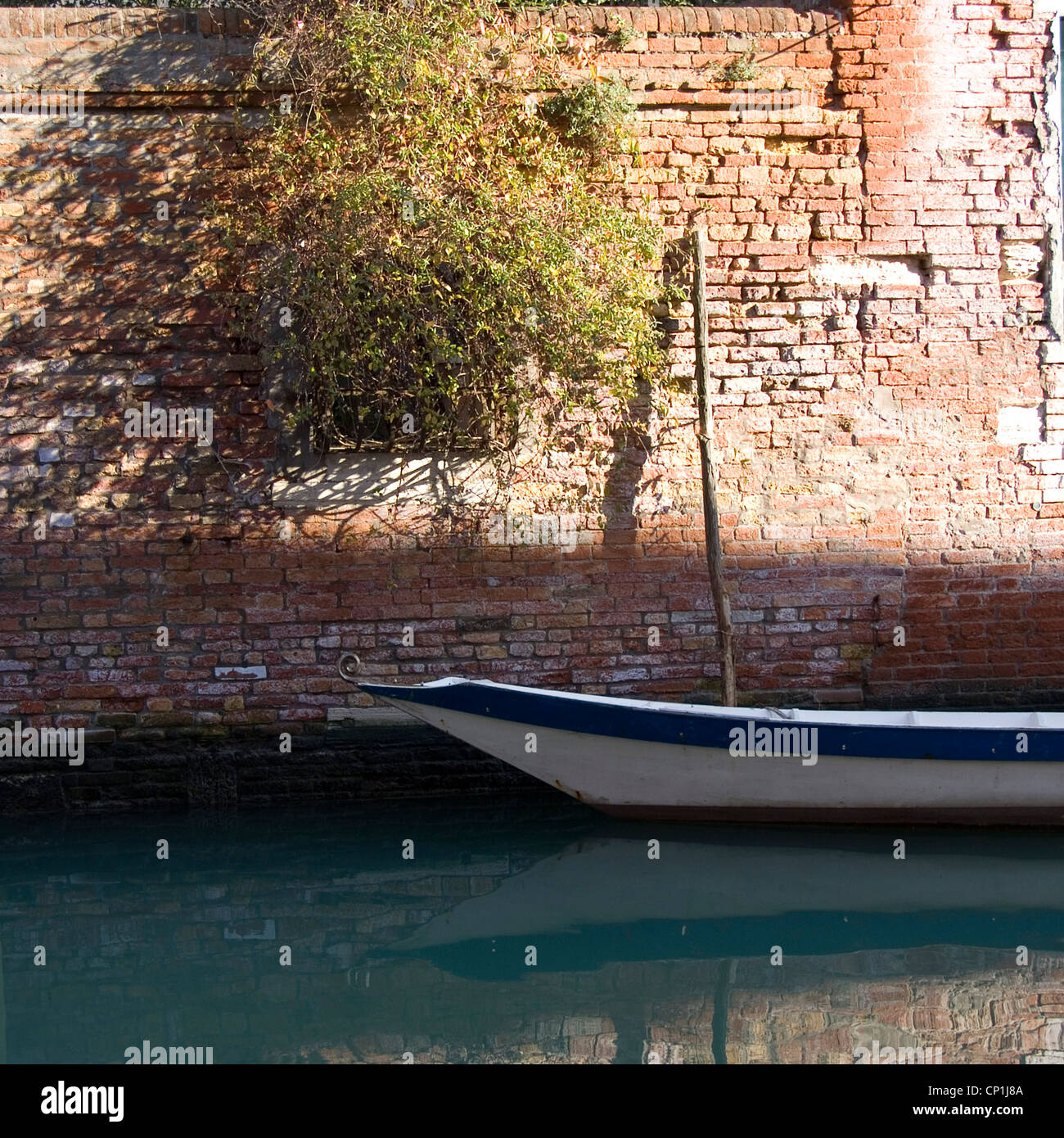 Gondel vertäut auf Venedig Canal. Stockfoto