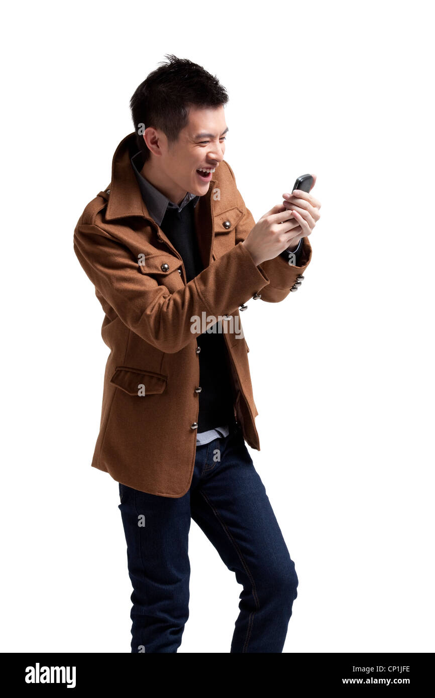 Stilvolle junger Mann mit Moblie Telefon Stockfoto