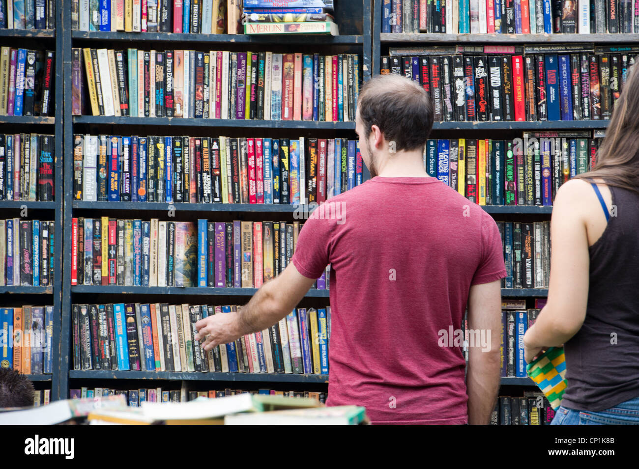 Menschen, die shopping für Bücher in den Regalen Baltimore Book Festival Stockfoto