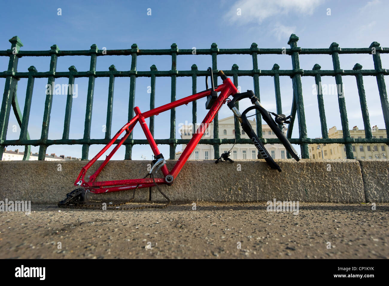 Ein geschändeter Bike, angekettet an Geländern. Nur der Rahmen bleibt. Stockfoto