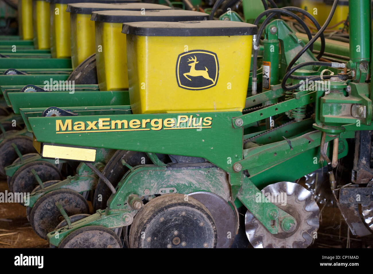 Scheune mit landwirtschaftlichen Geräten und Traktoren im Inneren Stockfoto