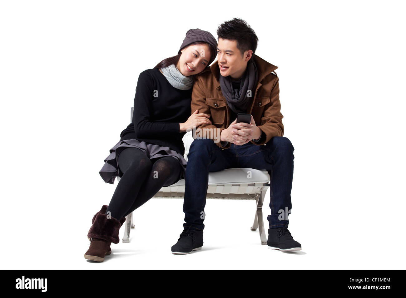 Junges Paar mit Handy Stockfoto