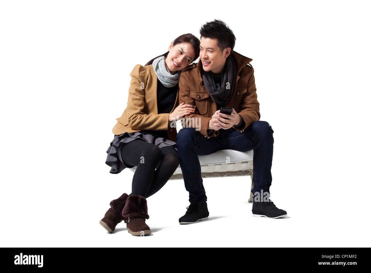 Junges Paar mit Handy Stockfoto