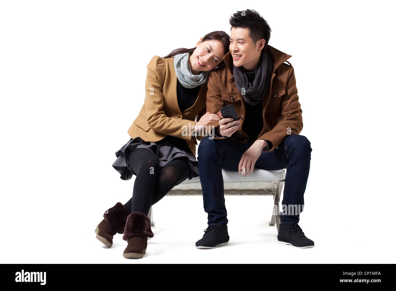 Junges Paar mit Handy Stockfoto