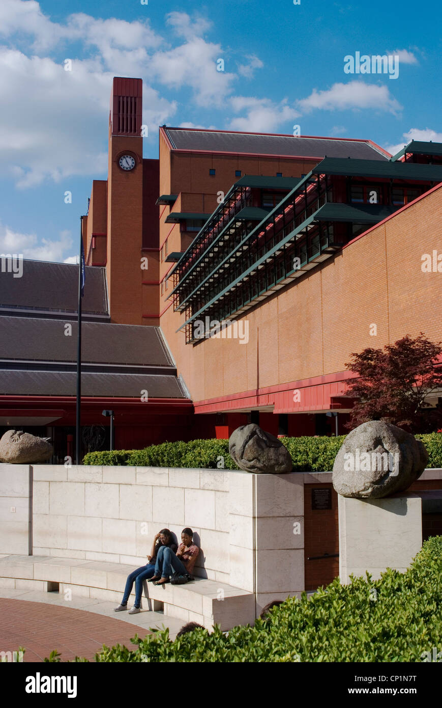 Hof vor der British Library, London NW1 Stockfoto