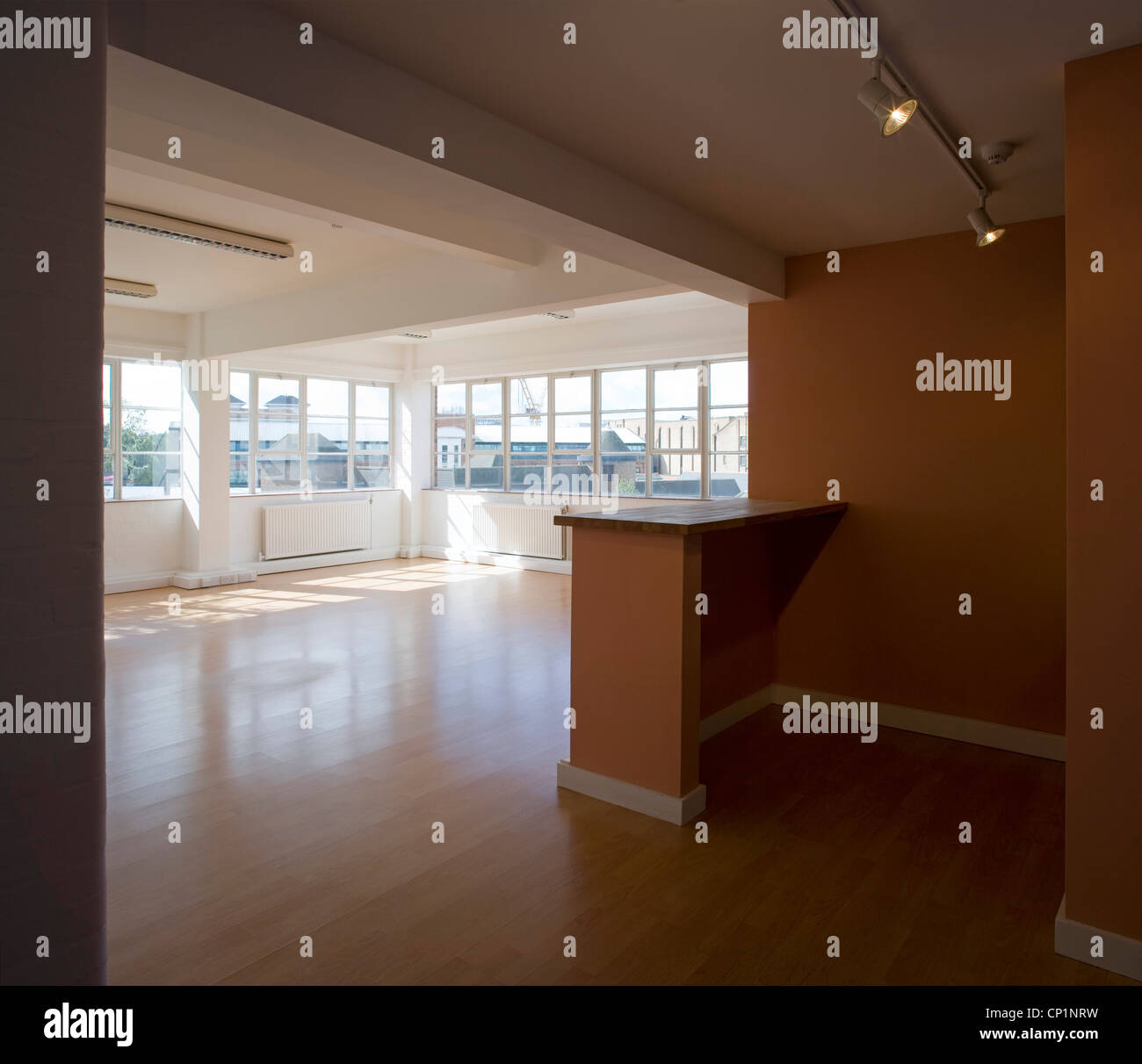 Leere Unit, Cowleaze Haus, Kingston upon Thames, England. Stockfoto