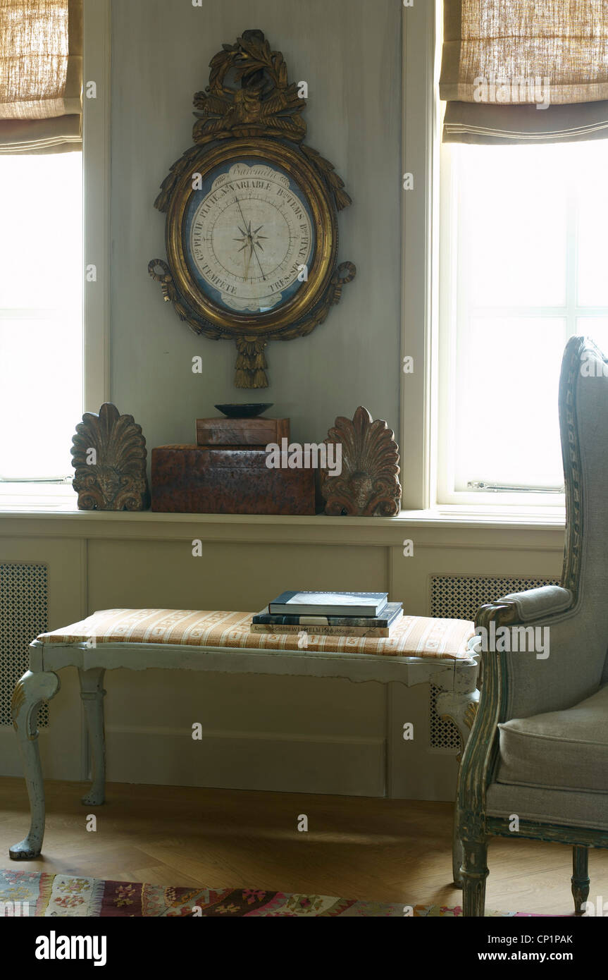 Barometer und handgefertigte Möbel in den Haag, Sammler nach Hause. Stockfoto