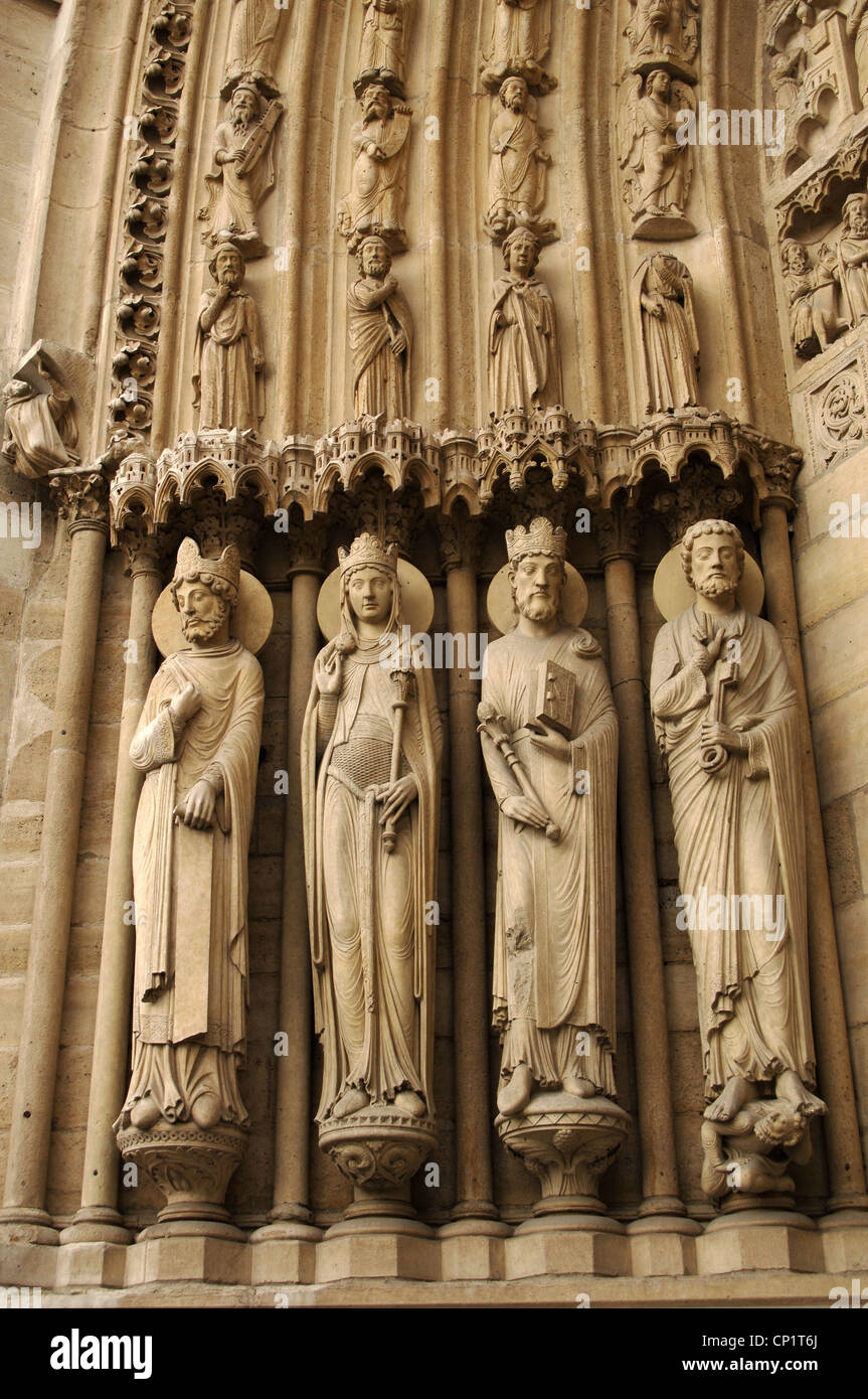 Gotische Kunst. Frankreich. Notre-Dame. Von links, ein König, die Königin von Saba, König Solomon und St. Peter. Portal von St. Anne. Stockfoto