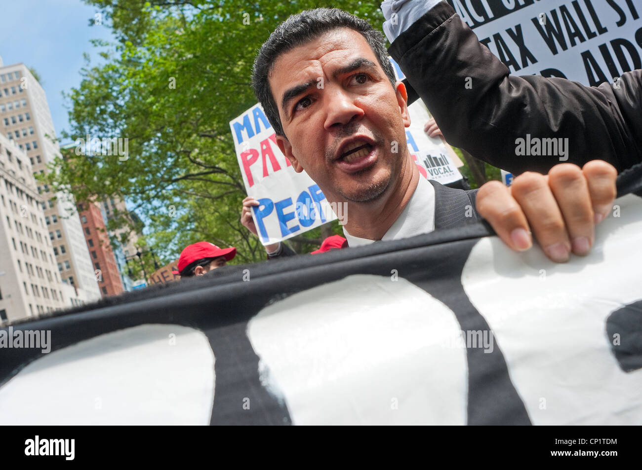 Stadt Stadtrat Ydanis Rodriguez schließt sich Act-Up und Occupy Wall Street im März an der Wall Street Stockfoto