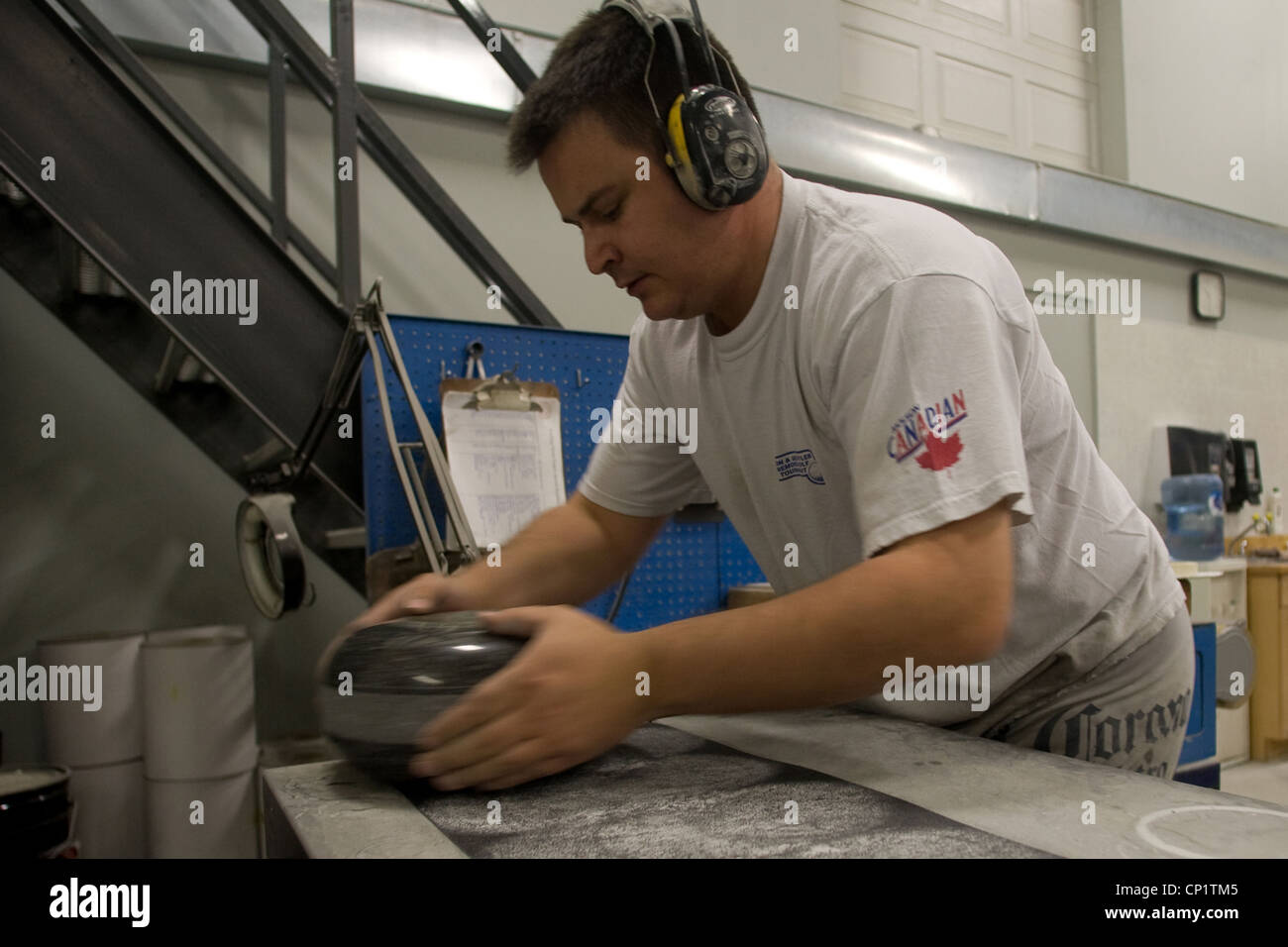 London Ontario, Kanada. Kanadischen Curling-Stein ist eines von zwei Unternehmen weltweit, dass Hersteller und Eisstockschießen Felsen wiederherstellt. Stockfoto