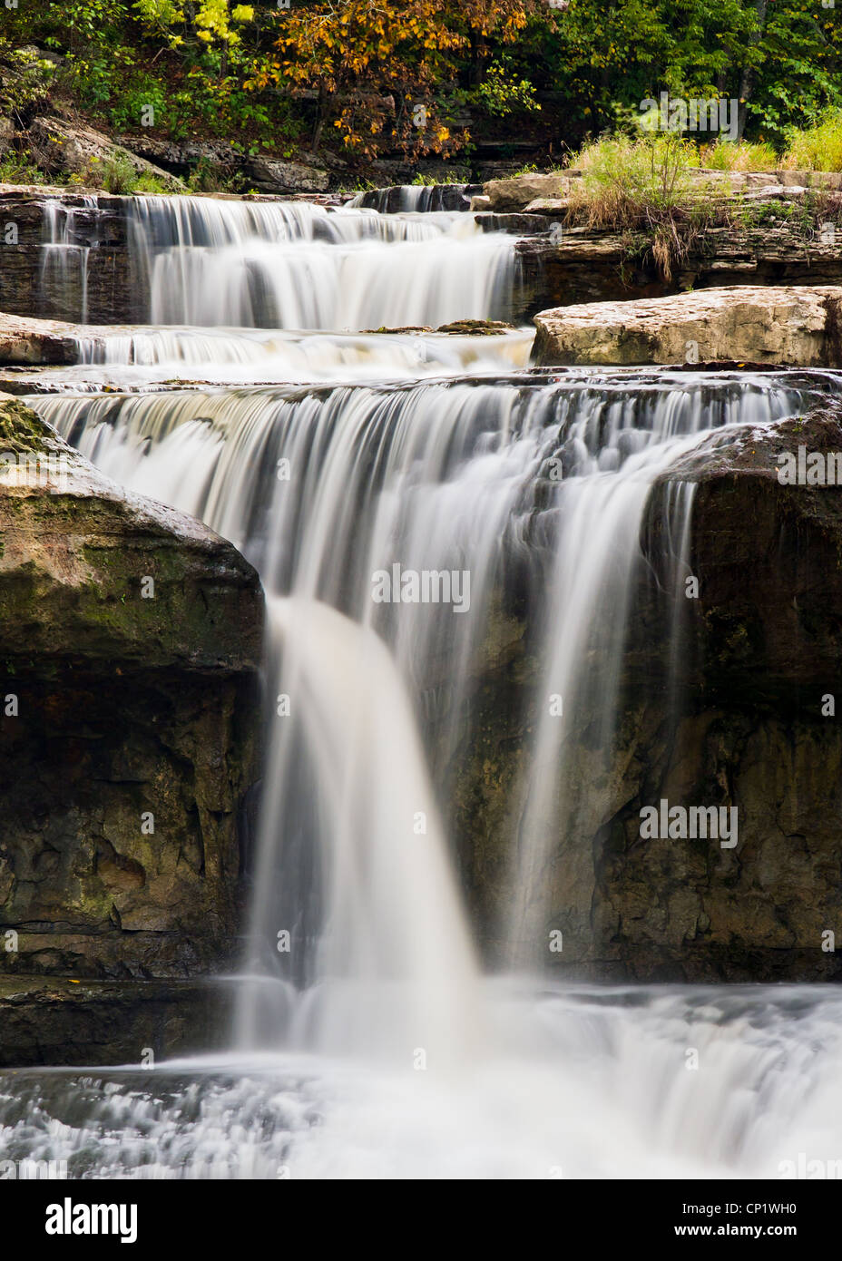 Indianas Upper Katarakt Falls strömt durch Felsbrocken mit langer Belichtungszeit, seidig glatte Bewegung fließend Wasser. Stockfoto
