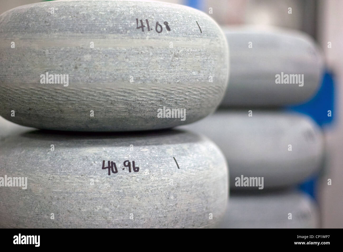 London Ontario, Kanada. Kanadischen Curling-Stein ist eines von zwei Unternehmen weltweit, dass Hersteller und Eisstockschießen Felsen wiederherstellt. Stockfoto