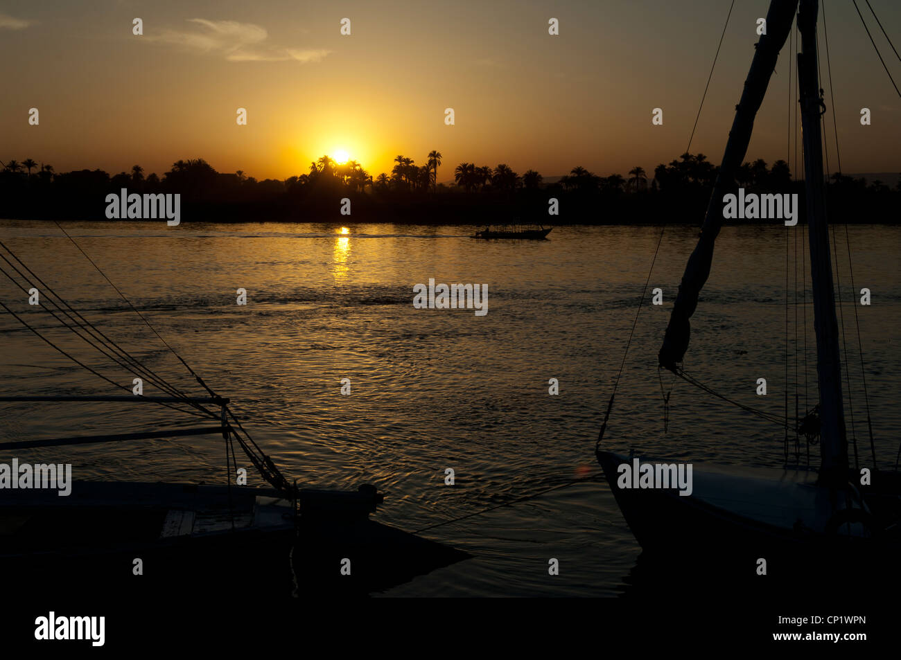 Sonnenuntergang über dem Nil Luxor Ägypten. Stockfoto