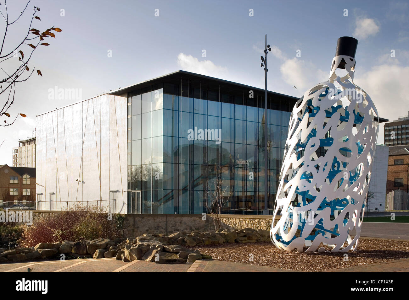 Middlesbrough Institute of Modern Art, außerhalb mit Skulptur, Architekten: Architekten: Erik van Egeraat Stockfoto