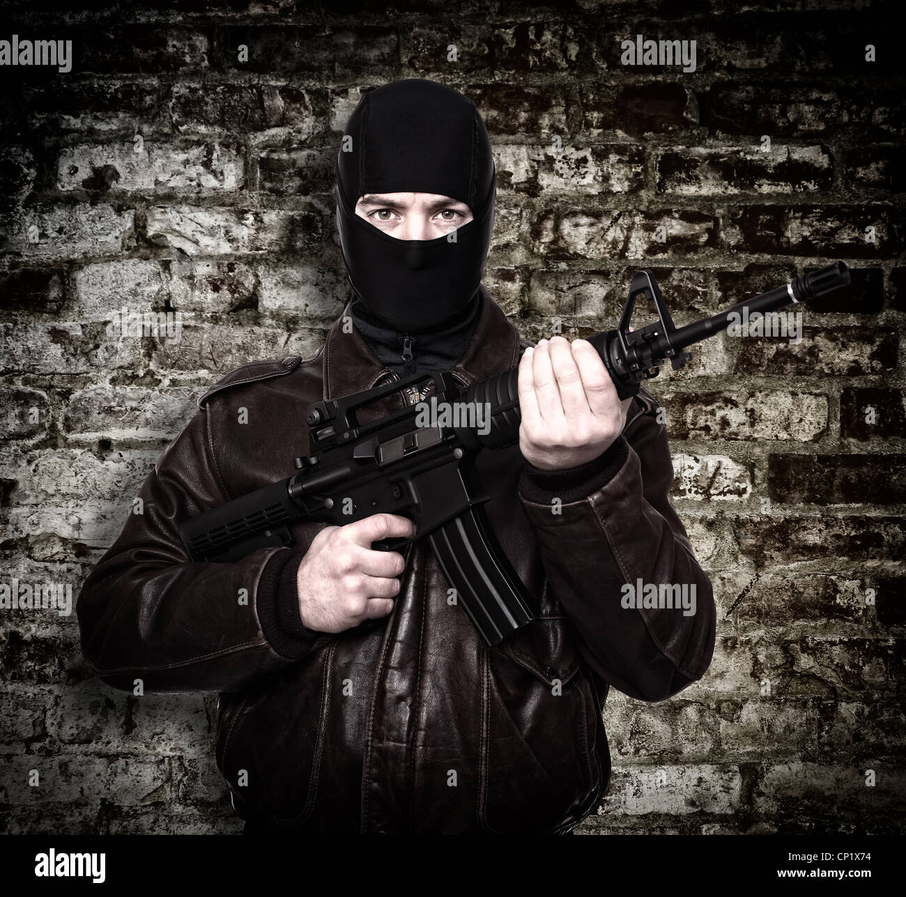 Porträt der Terrorist mit automatischen Gewehren Stockfoto