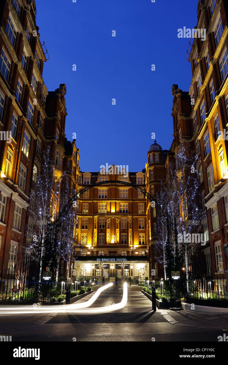 Abendbelichtung von St Ermin's Hotel in Caxton Street, Westminster, London SW1. Stockfoto