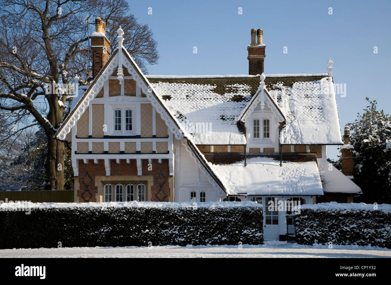 Haus im Schnee. Stockfoto