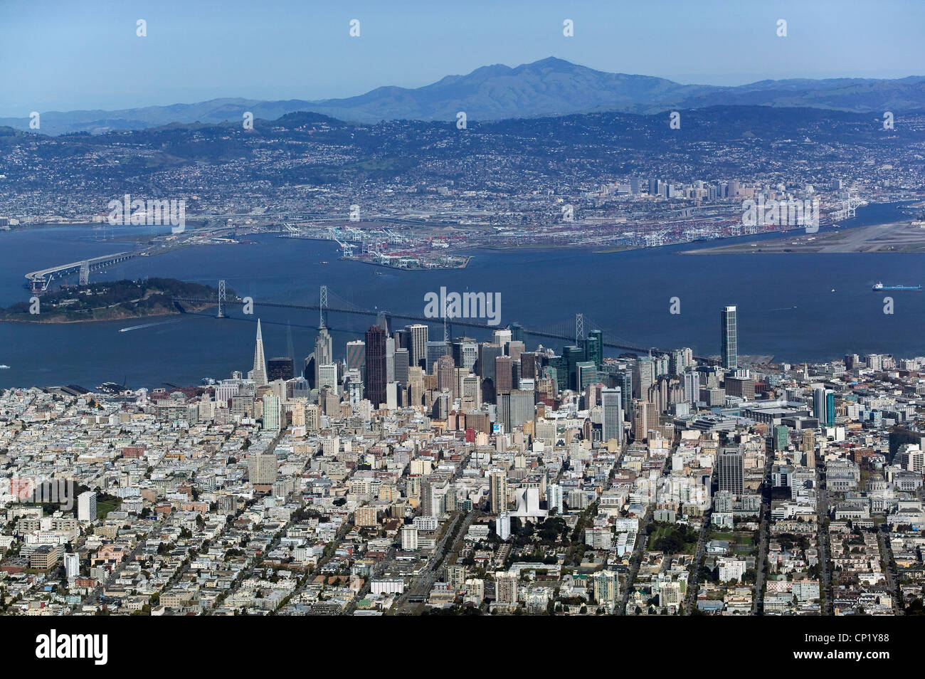 Luftbild Übersicht Skyline San Francisco Kalifornien in Richtung Oakland und Mount Diablo Stockfoto