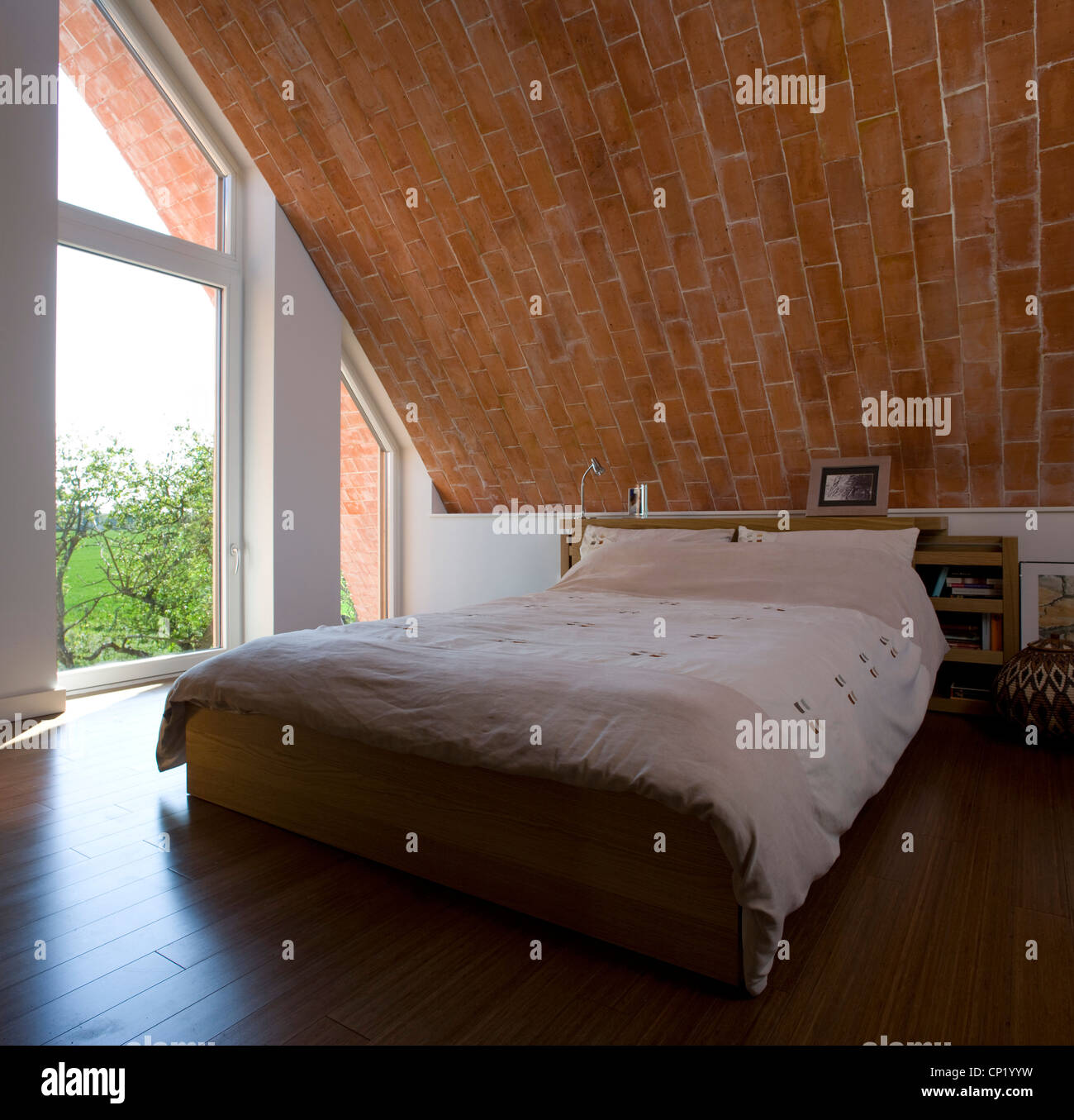Schlafzimmer mit Ziegelstein, die gewölbte Decke, Null-CO2-Haus, Crossway, Kent Stockfoto