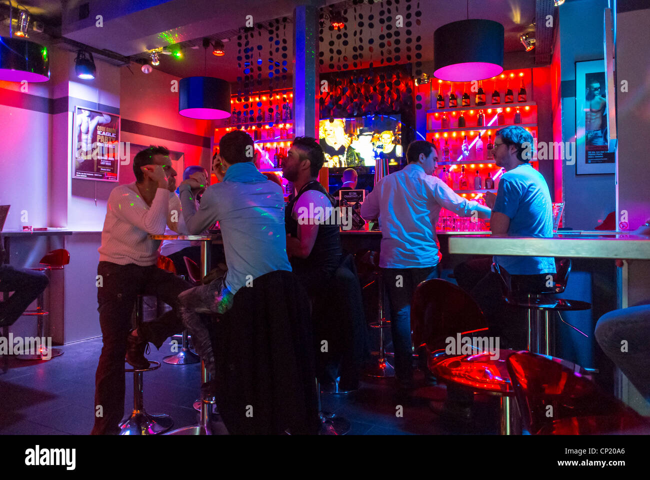 Paris, Frankreich, Leute mit mittlerer Menschenmenge, Männer, die Getränke in der French Gay Bar, Pub, „The Eagle“, Les halles District (jetzt geschlossen) in der Bar france Night, Getränke Bar Alkohol voll Stockfoto