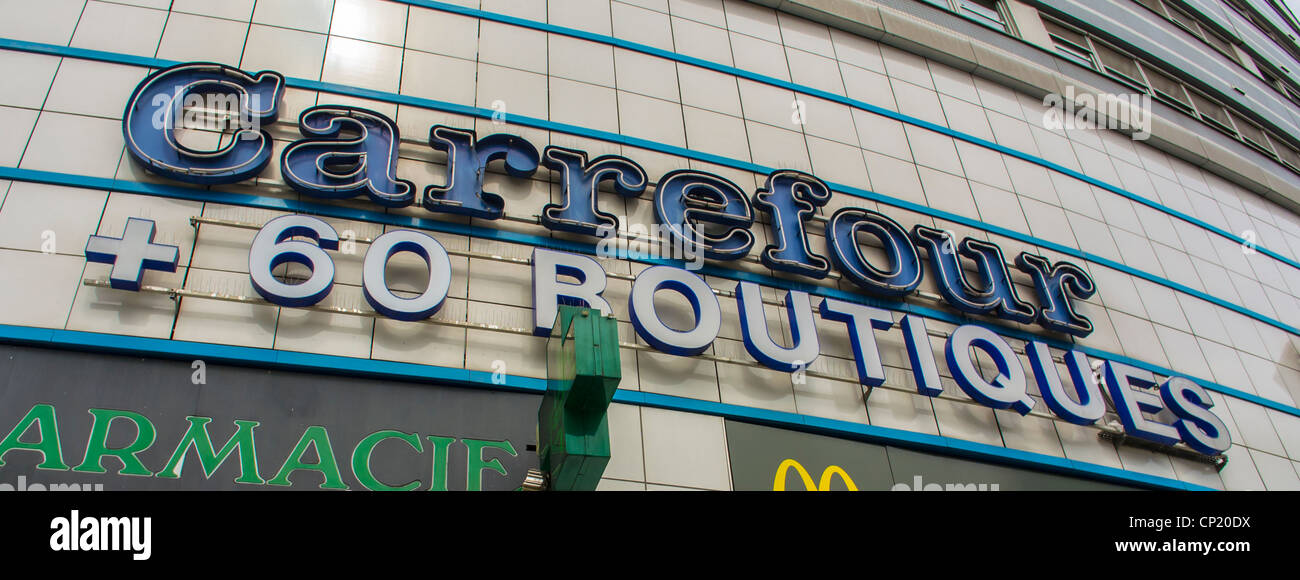 Paris, Frankreich, Detail, Schild, Carrefour, französischer Supermarkt draußen in Montreuil Vororten. Einkaufszentrum, von außen Stockfoto