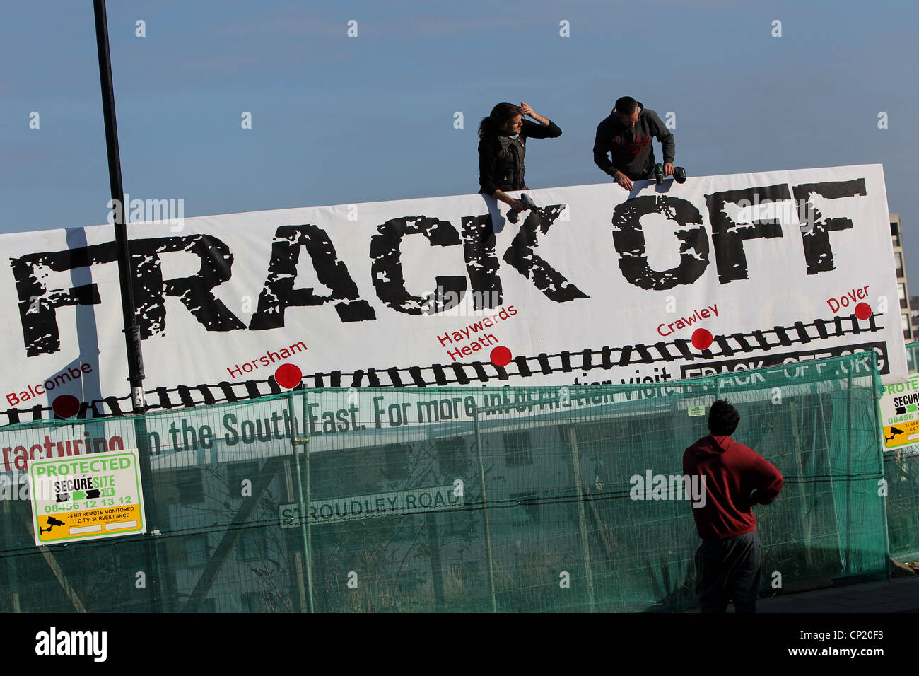 Demonstranten im Bild, installieren ein Anti-Fracking-Riesenposter außerhalb zum Bahnhof von Brighton, Brighton, East Sussex, UK. Stockfoto