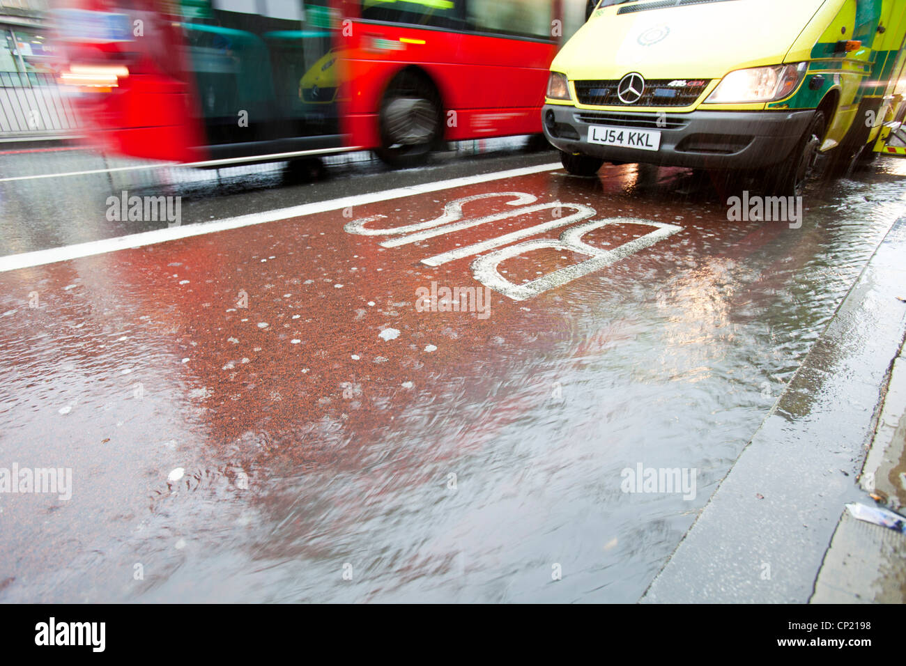 Abfluss aus einem Platzregen auf den Straßen von Kings Cross, London, UK. Stockfoto