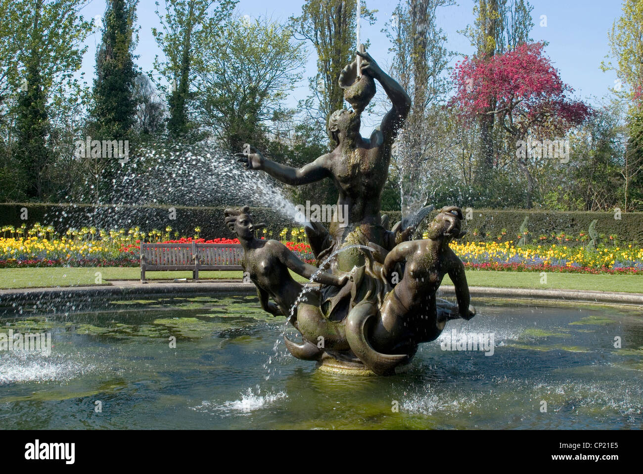 Triton-Brunnen mit Blume Hintergrund, Queen Mary Gardens, Regents Park, London NW1, England Stockfoto