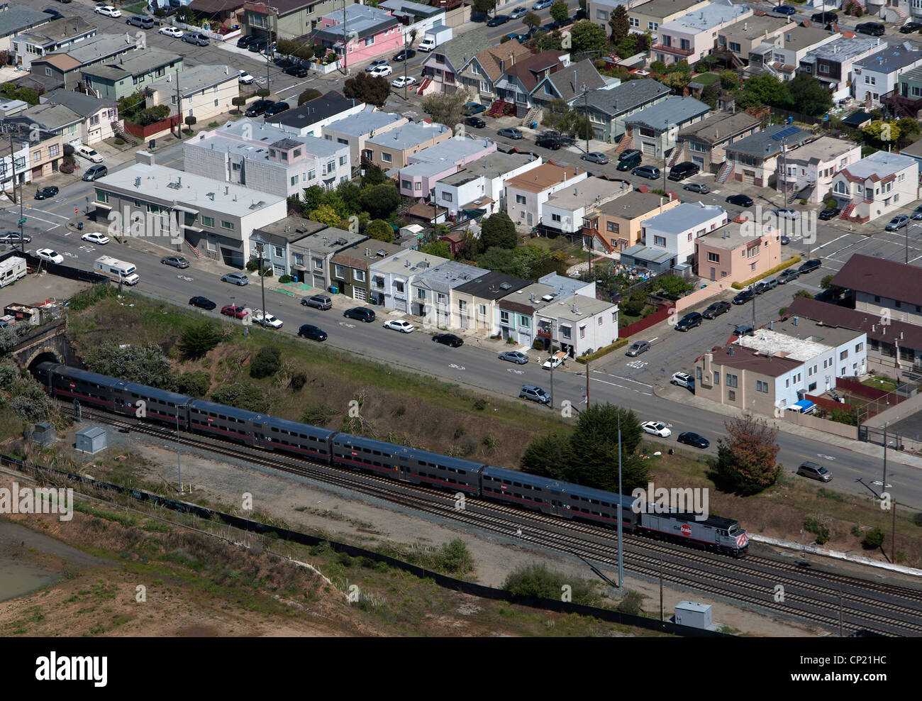 Luftaufnahme Caltrain entsteigt Tunnel San Francisco, Kalifornien Stockfoto