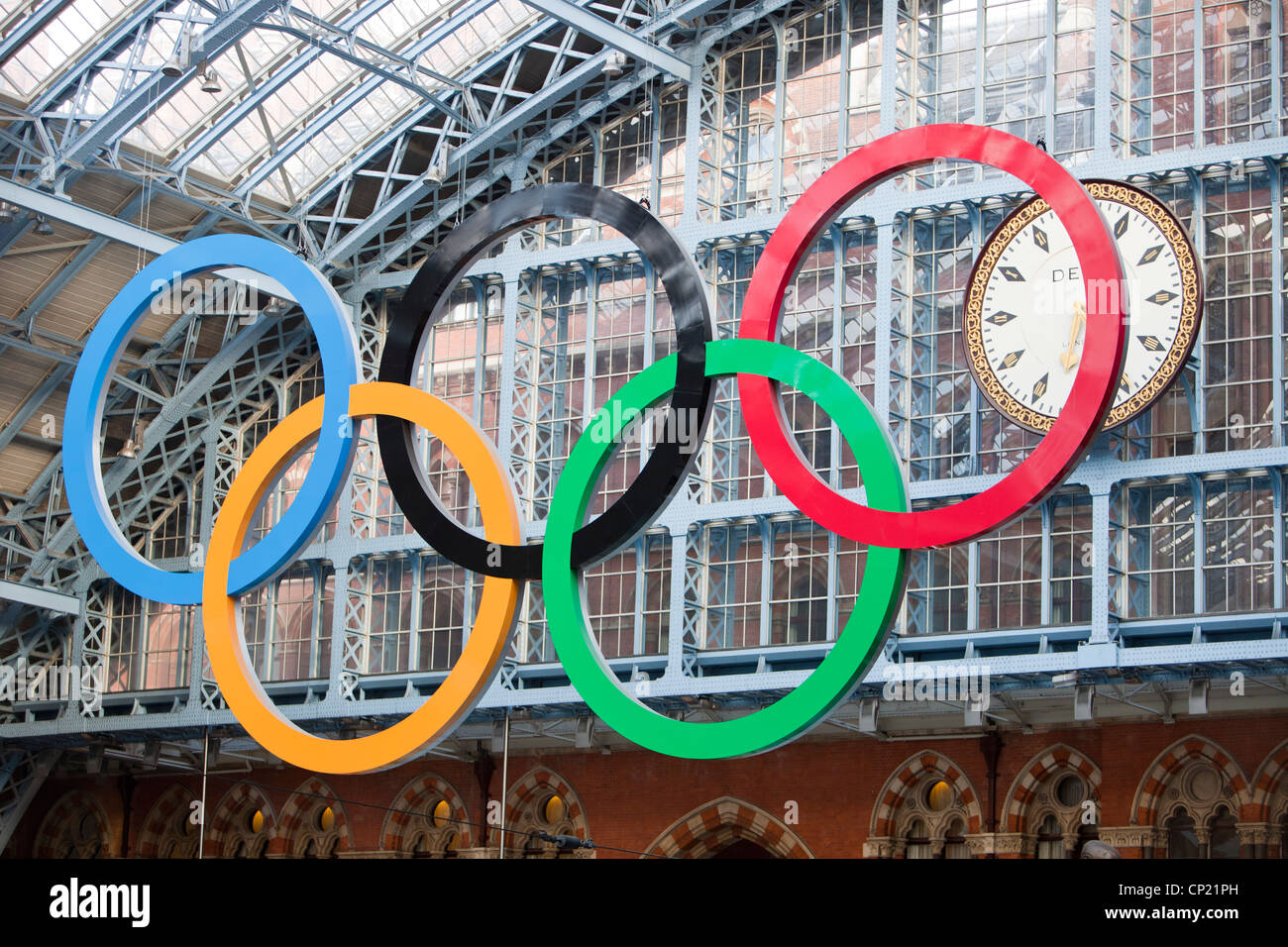 Die Olympia-Ring-Logo in St Pancras Station, London, UK. Stockfoto