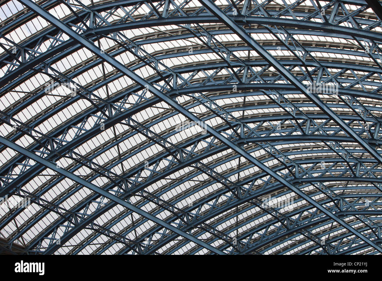 Die innere Dachfläche von St Pancras Station, London, UK. Stockfoto